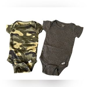 2 Gerber’s onesies 0-3 months Camouflage and Gray Baby Bodysuit Set